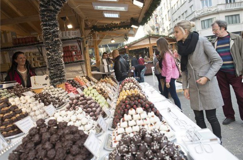  Megnyílt a karácsonyi vásár a Vörösmarty téren – rengeteg családi és gyerekprogrammal