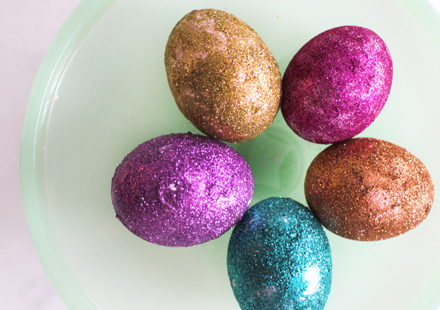  A legszebb csillámporos tojások húsvétra: pofonegyszerű technika