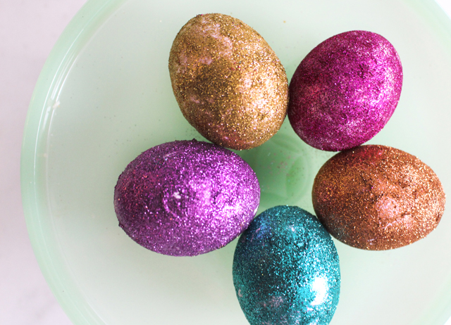 A legszebb csillámporos tojások húsvétra: pofonegyszerű technika