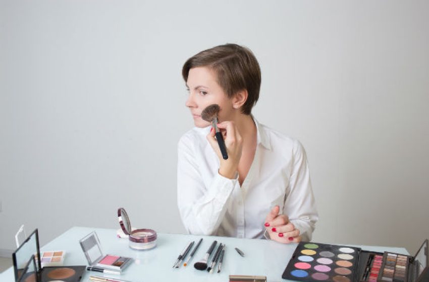  Hogyan vezessük be lányunkat a sminkelés rejtelmeibe?