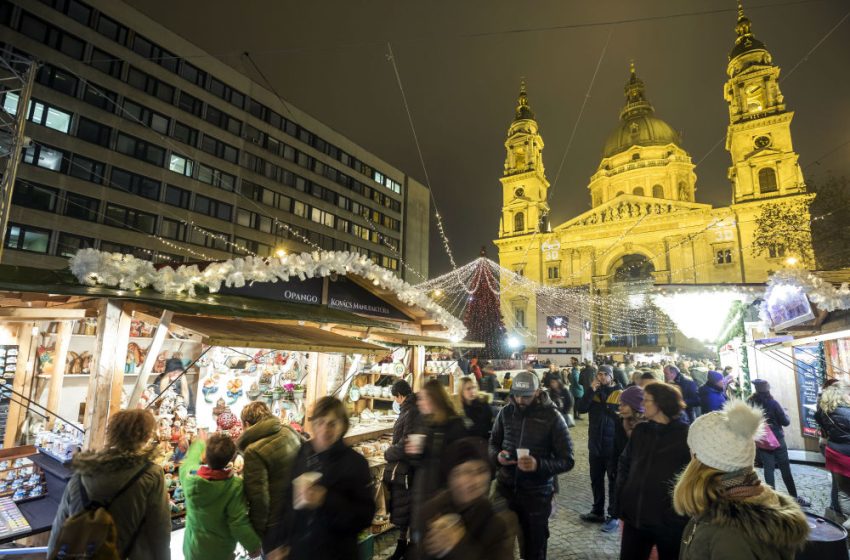  Megnyílt Európa egyik legszebb karácsonyi vására a Bazilikánál – ingyenes korcsolyapályával, fényfestéssel