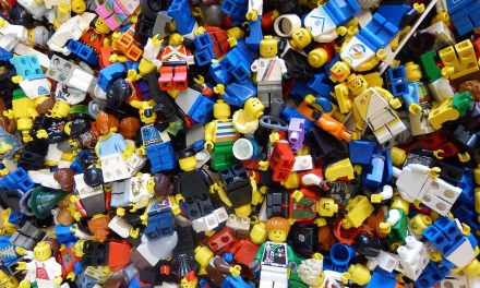 Megnéztük, hogyan készül a LEGO Nyíregyházán: érdekességek, rekordok a népszerű játékról