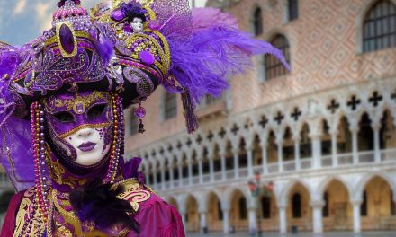 Álarcosok, jelmezesek búcsúztatják a telet: megkezdődött a karnevál Velencében!