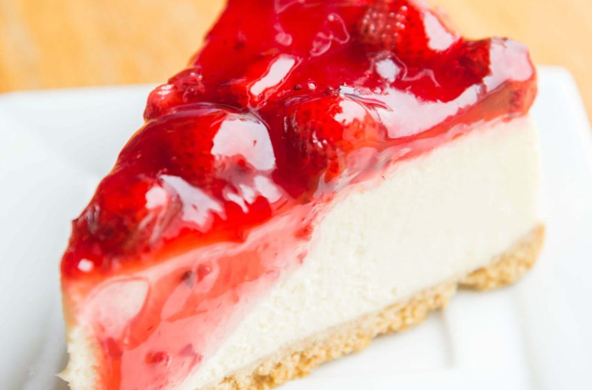 Ellenállhatatlan epres sajttorta sütés nélkül: zselés réteggel még jobb