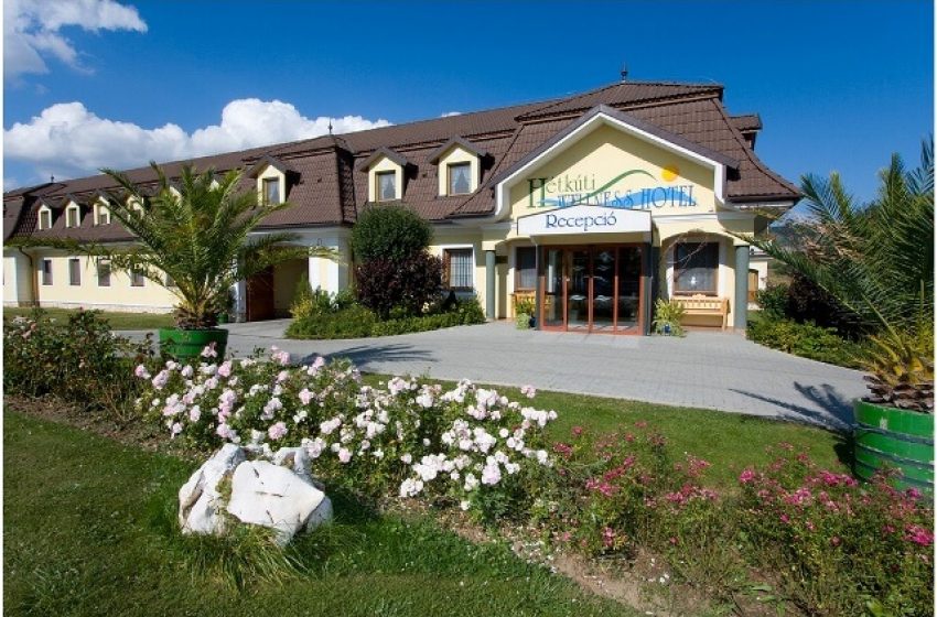 Nyárindító családi miniszabi lovaglással, fürdéssel: irány a Hétkúti Wellness Hotel!