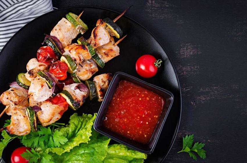  Zöldséges csirkenyárs grillen sütve: kerti partik kedvence