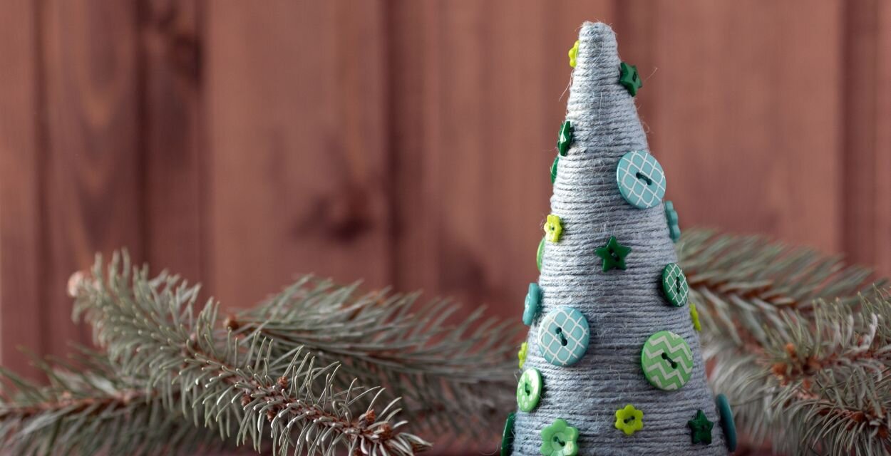 Rusztikus karácsonyfa fonalból: pofonegyszerű és mutatós dekoráció