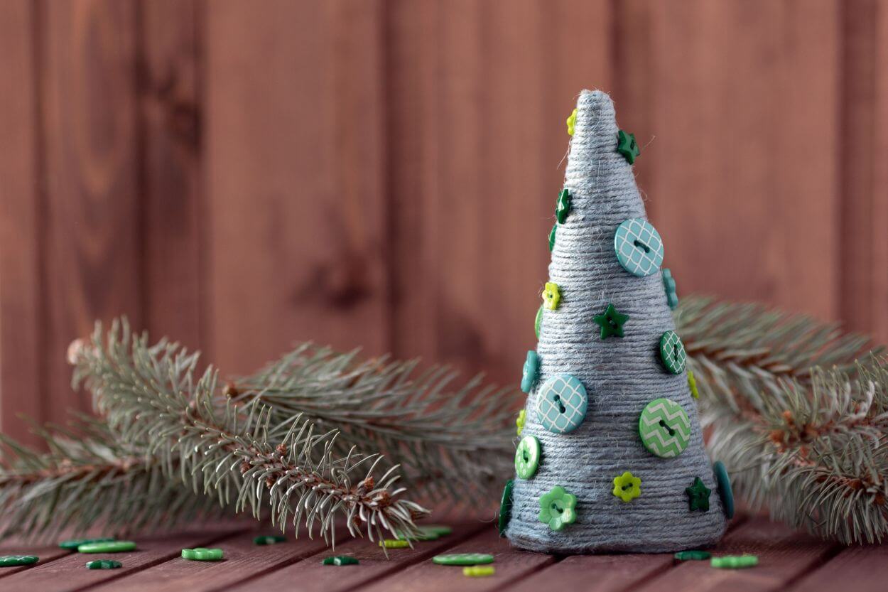  Rusztikus karácsonyfa fonalból: pofonegyszerű és mutatós dekoráció
