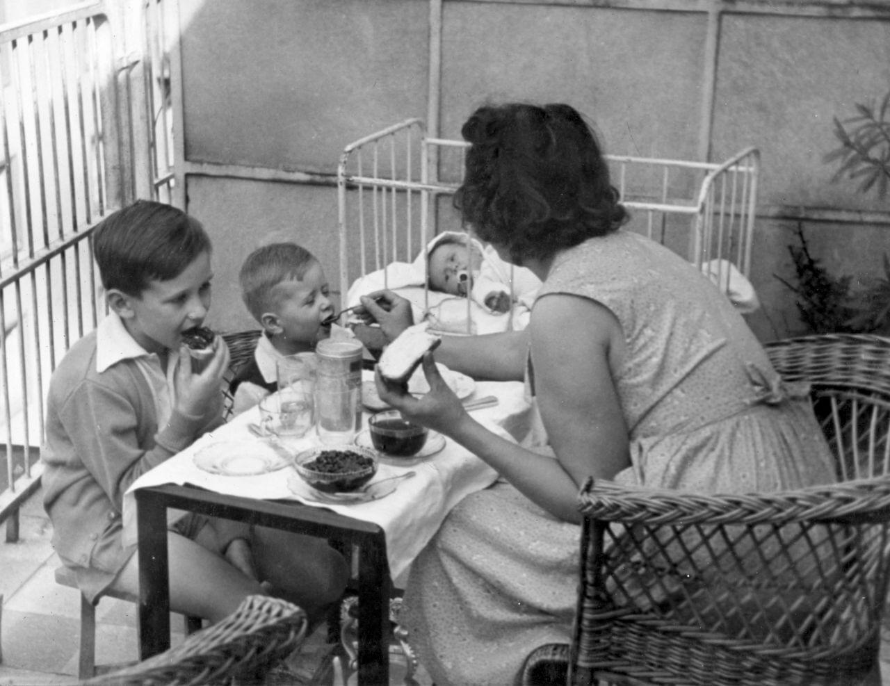  Gyereknevelés régen és ma – Amit nagyanyáink még teljesen máshogy gondoltak