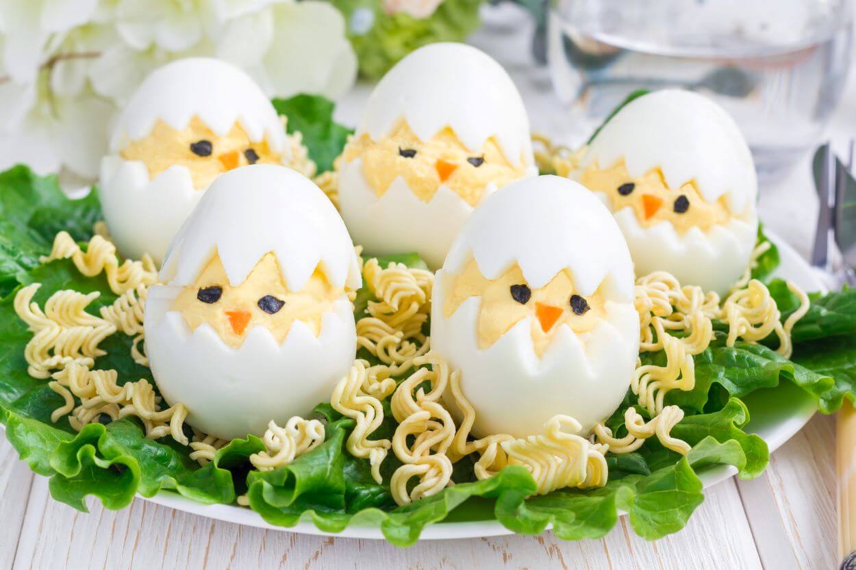  Csibe formájú töltött tojás: kreatív ötlet a húsvéti asztalra