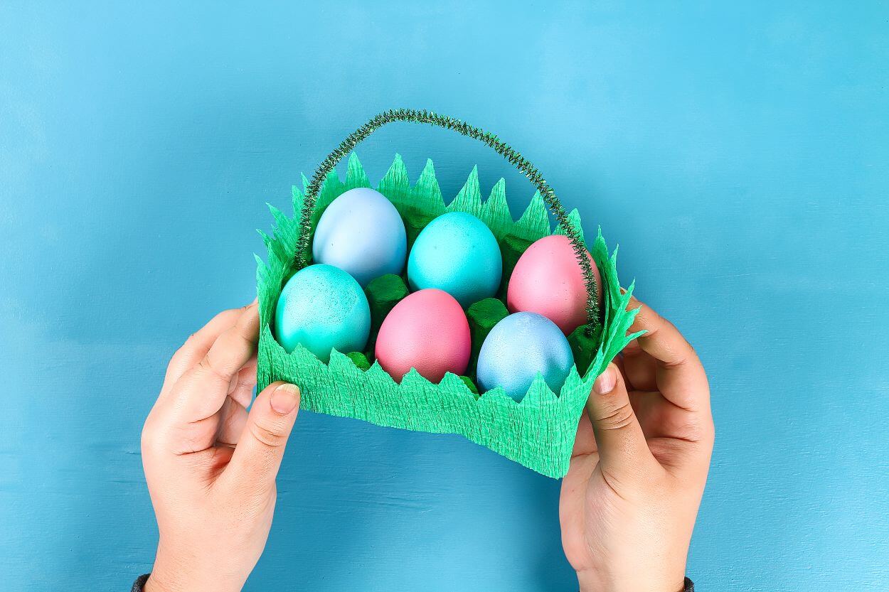  Húsvéti kosár tojástartóból: a gyerekek is el tudják készíteni