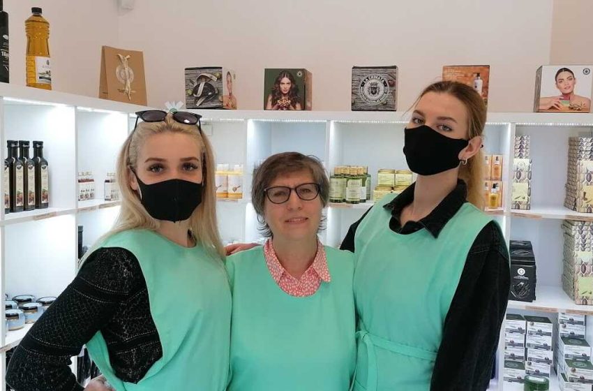   Unokáival együtt nyitott kisboltot a vállalkozó nagymama