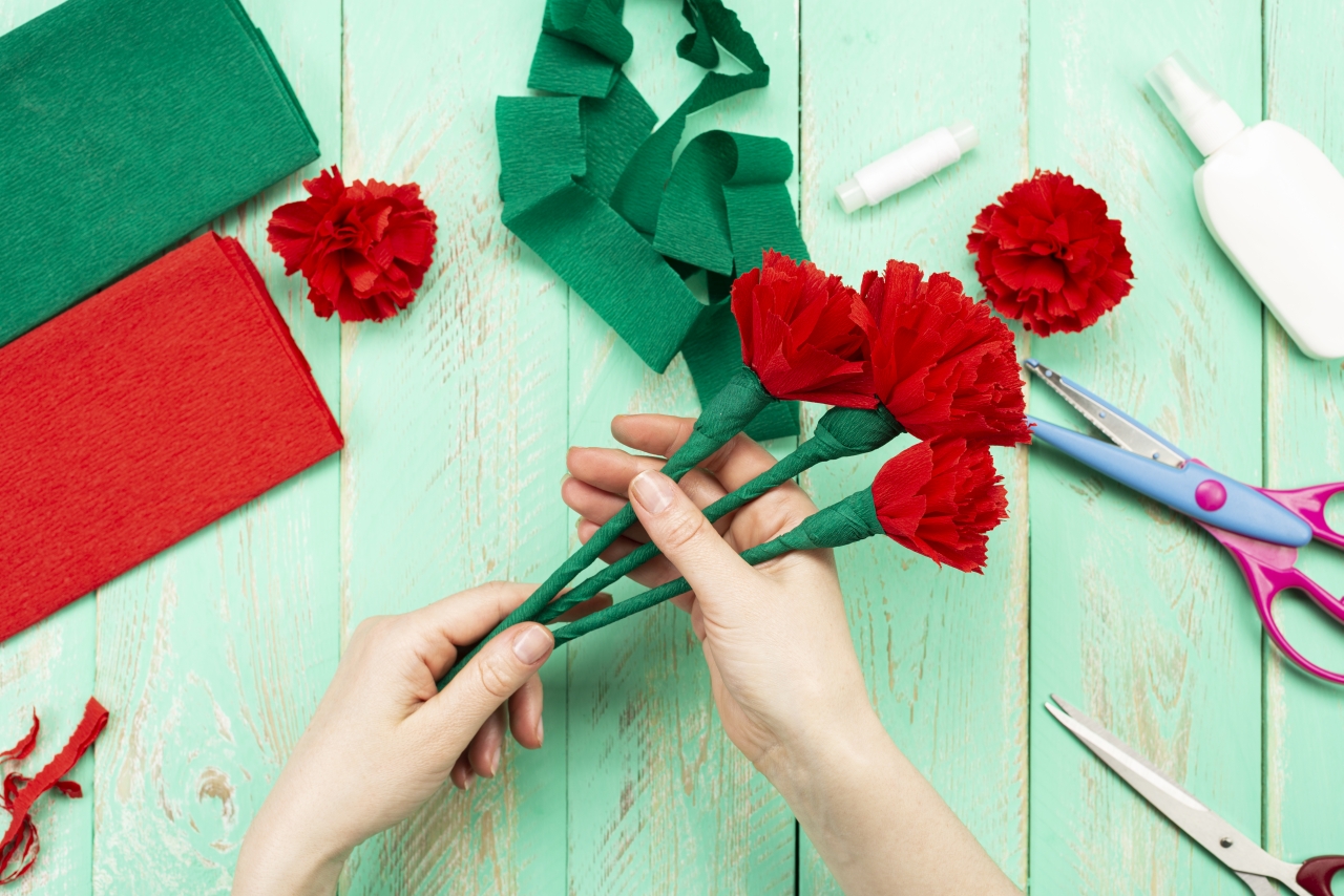  Májusi virágcsokor krepp-papírból: kézműveskedjetek együtt
