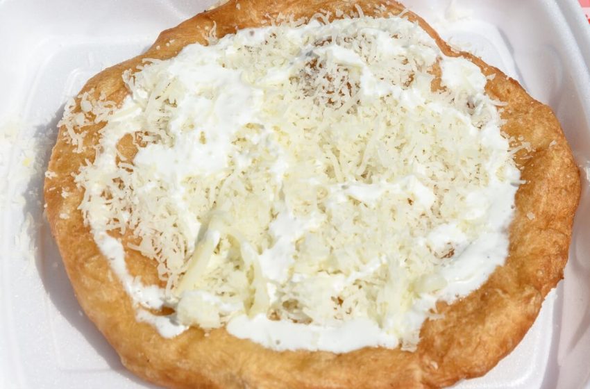  Így készül a kedvenc balatoni lángosunk: legalább olyan finomabb, mint a strandon