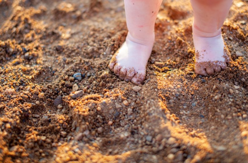  Cipő nélkül járni jó! Így készíthetsz otthon mezítlábas tanösvényt