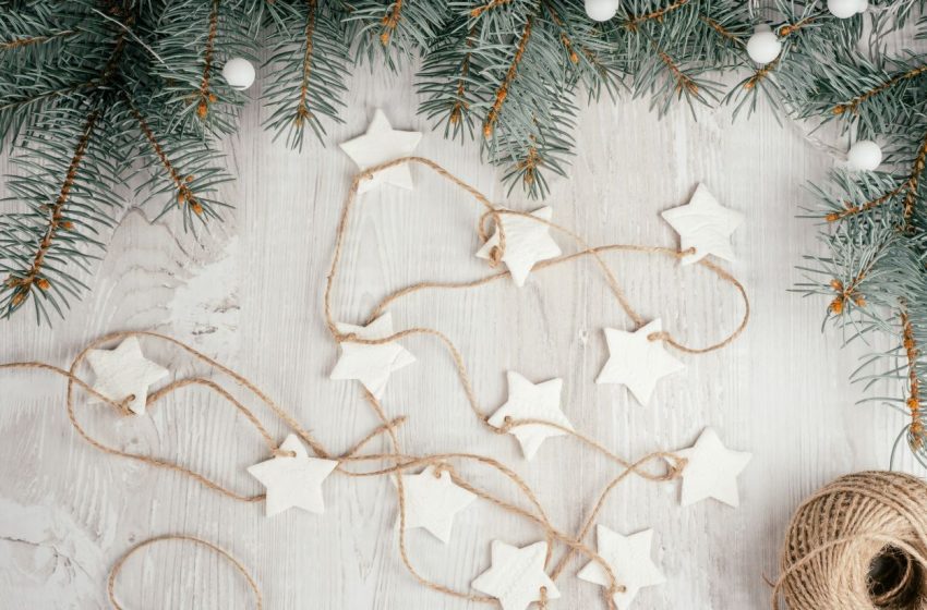 Meseszép karácsonyi díszek porcelángyurmából: elegáns, hófehér girlandot is készíthetsz belőle