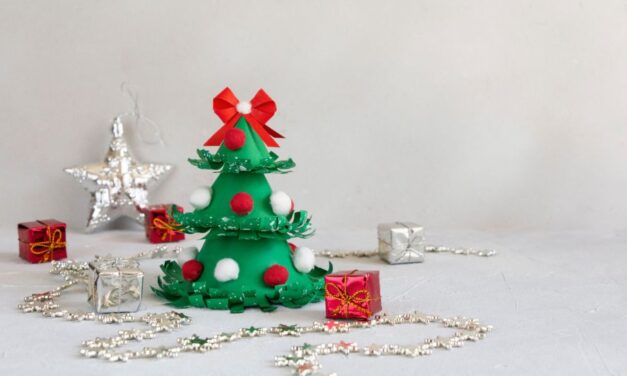 Karácsonyi kézműveskedés: készítsetek együtt aranyos karácsonyfát papírból!