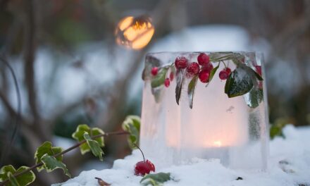 Így készíts varázslatos jéglámpásokat: egyszerű kerti dekoráció fagyos napokra