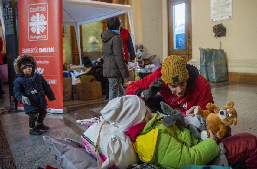  Játszó- és babasarok ukrán menekülteknek a Keletinél: a játék a legjobb terápia – Helyszíni beszámoló