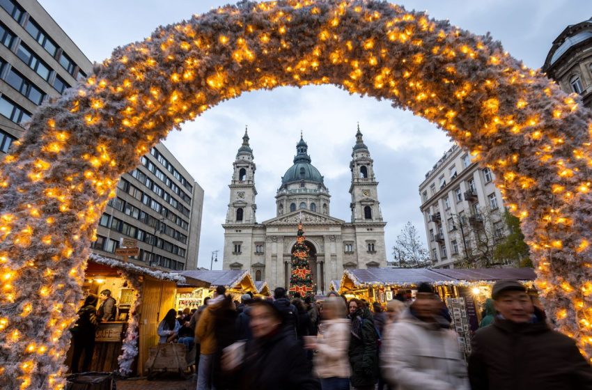  Képeken: Megnyílt a karácsonyi vásár a Vörösmarty téren és a Bazilikánál is