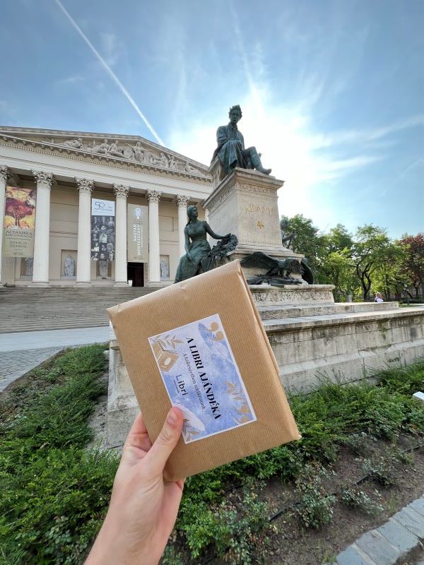 A magyar költészet napja alkalmából kortárs lírikusok köteteit rejti el budapesti köztereken a Libri &ndash; 1 &ndash; Anyanet