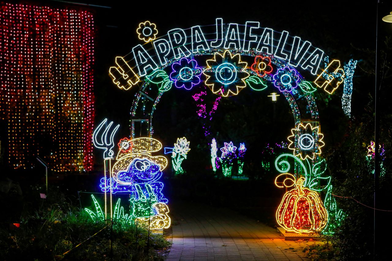 A Hupikék Törpikék beköltöztek az ELTE Füvészkertbe: a fénykiállítás mindenkit ámultba ejt &ndash; 1 &ndash; Anyanet