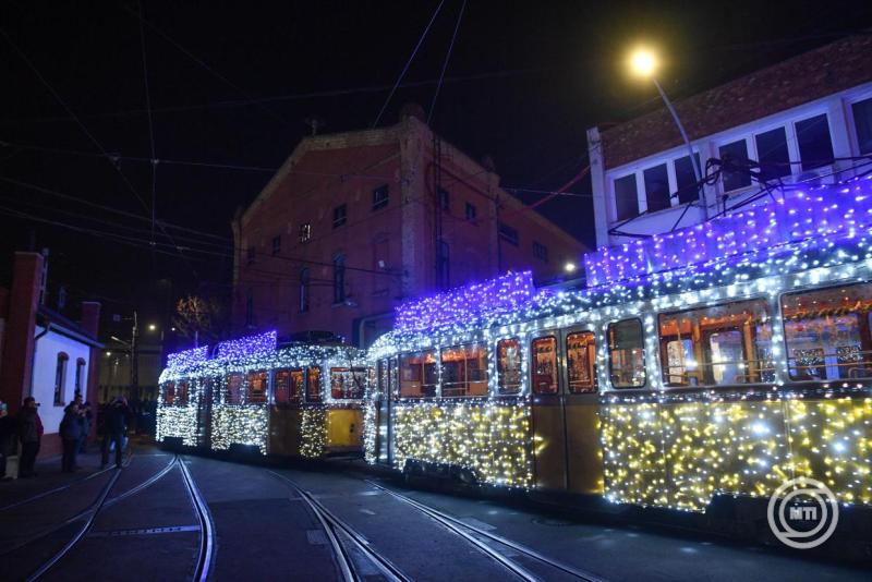  Elindult a BKV ünnepi fényflottája: villamosok mellett hajók is fényárban úsznak