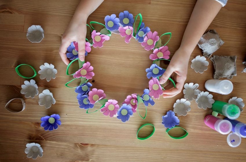  Tavaszi virágkoszorú tojástartóból – kreatív újrahasznosítás gyerekekkel