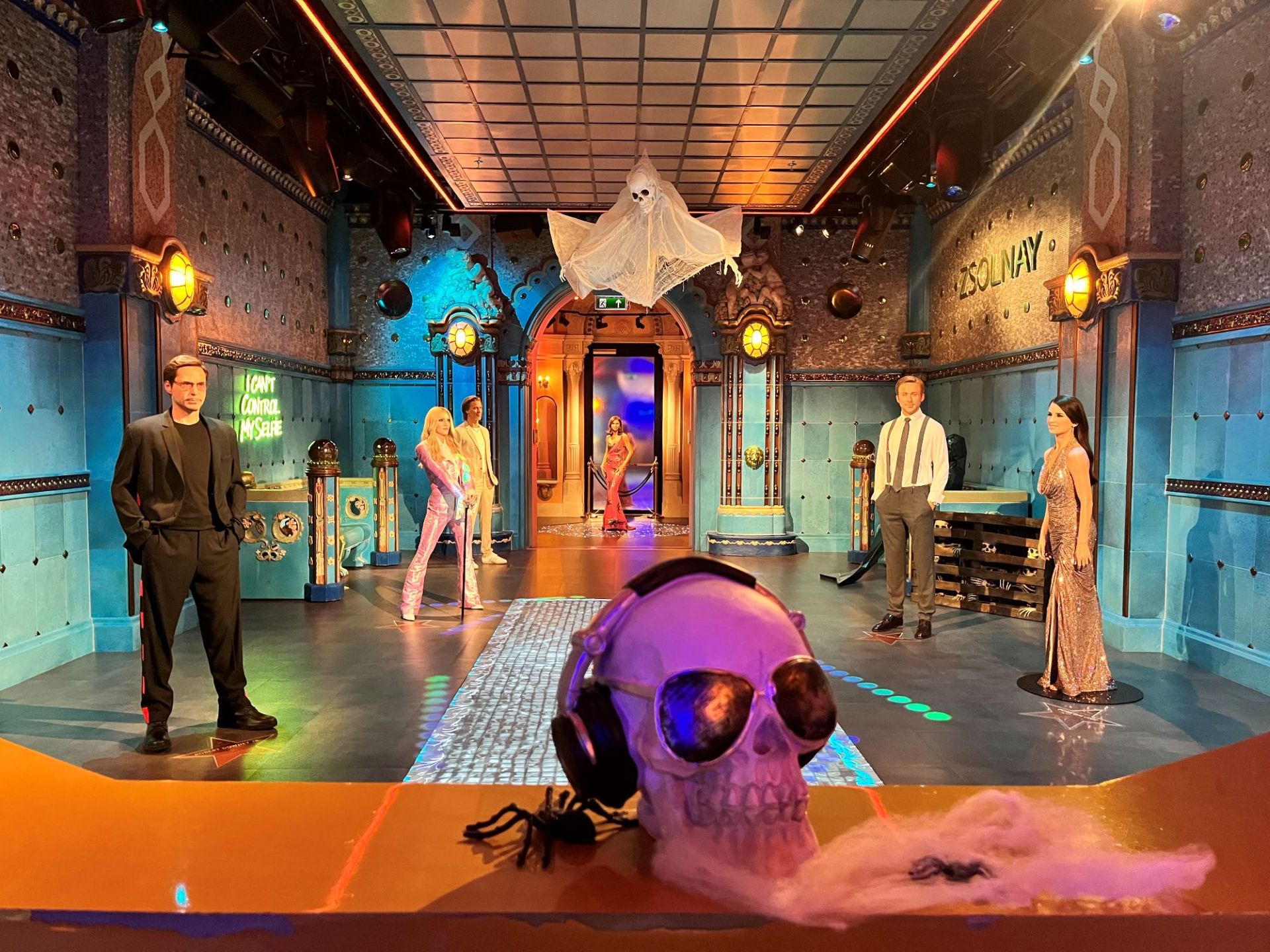 Zombik lepték el a budapesti Madame Tussauds tereit - Az idei Halloween meglepetésvendége: Nicolas Cage &ndash; 10 &ndash; Anyanet